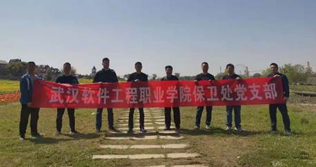 一群人站在草地上描述已自动生成